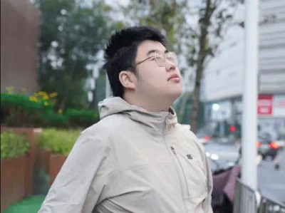 【资讯】狼队发布小胖街头写真：白日漫长，四季会在时间里熊熊燃烧游戏攻略_手游下载